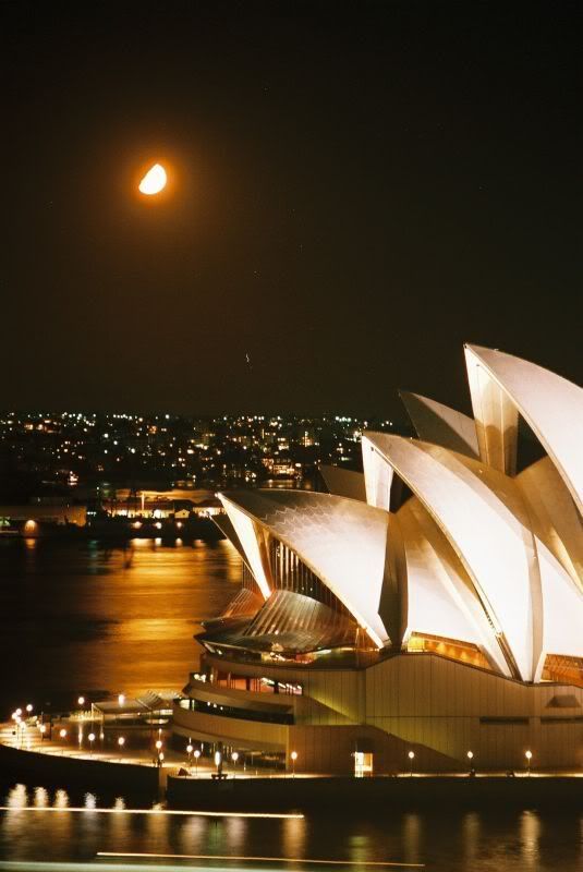 Bulan di belakang Opera House