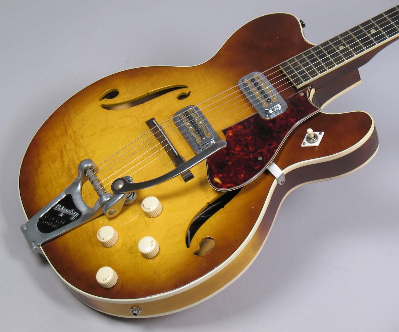  photo 1966HarmonyH74Sunburst189.jpg