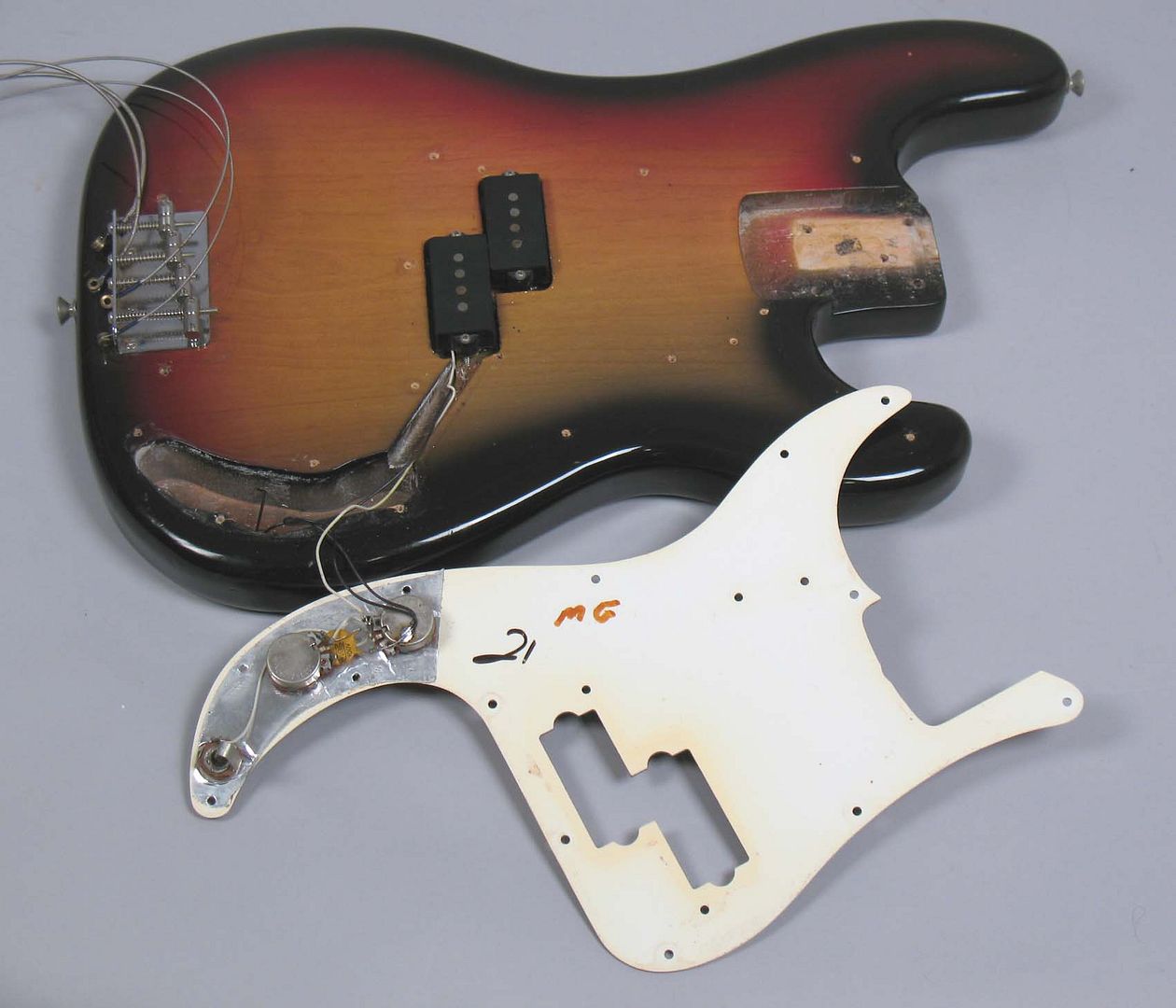  photo 1973FenderPrecisionBassFretlessSunburstRosewood006.jpg