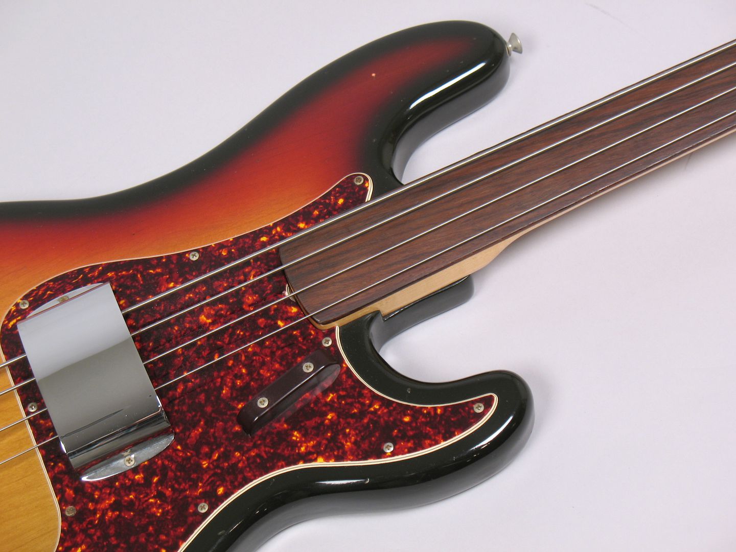  photo 1973FenderPrecisionBassFretlessSunburstRosewood050.jpg