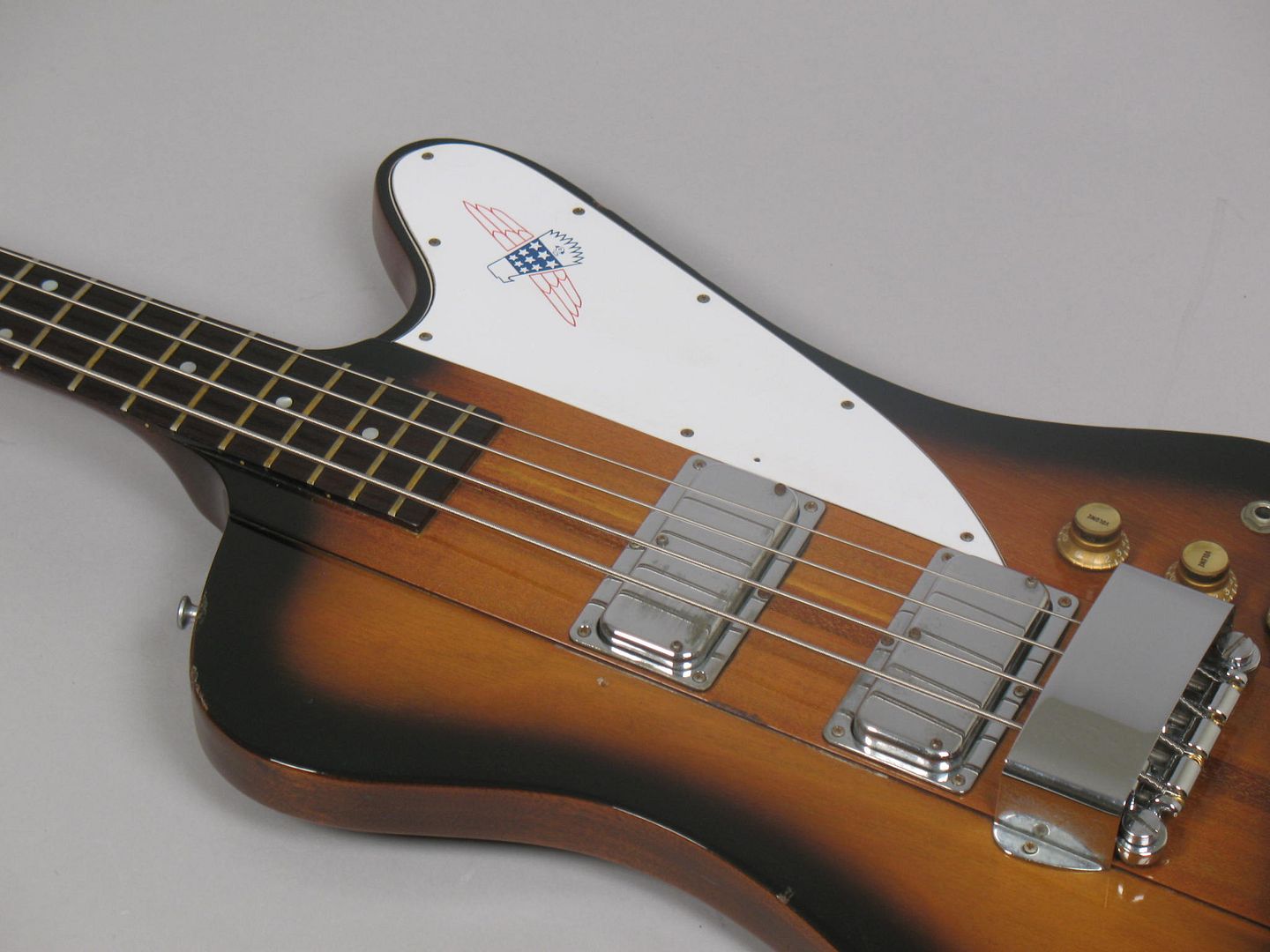  photo 1976GibsonThunderbirdBicentennial013Sunburst037.jpg