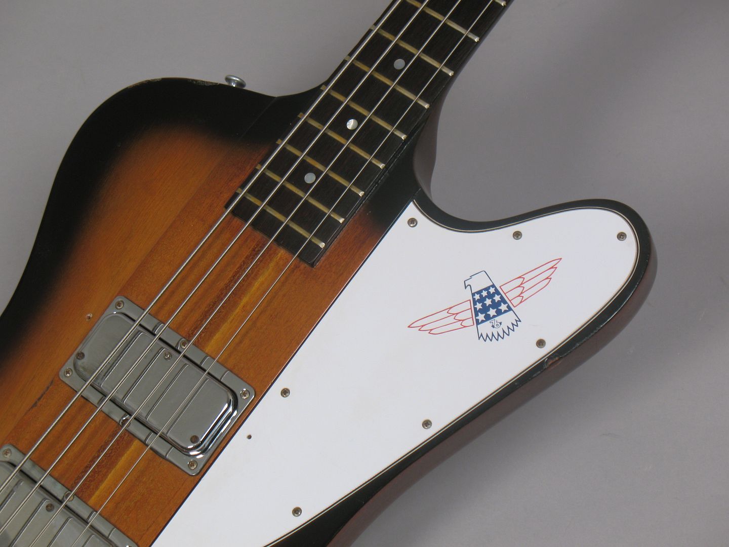  photo 1976GibsonThunderbirdBicentennial013Sunburst079.jpg