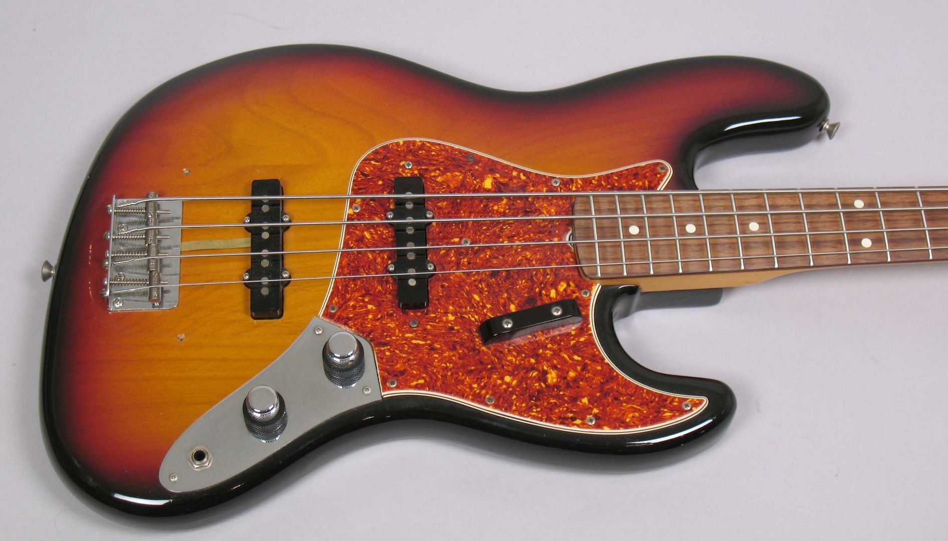  photo 198283FenderJazzbassReissue014Sunburst002.jpg