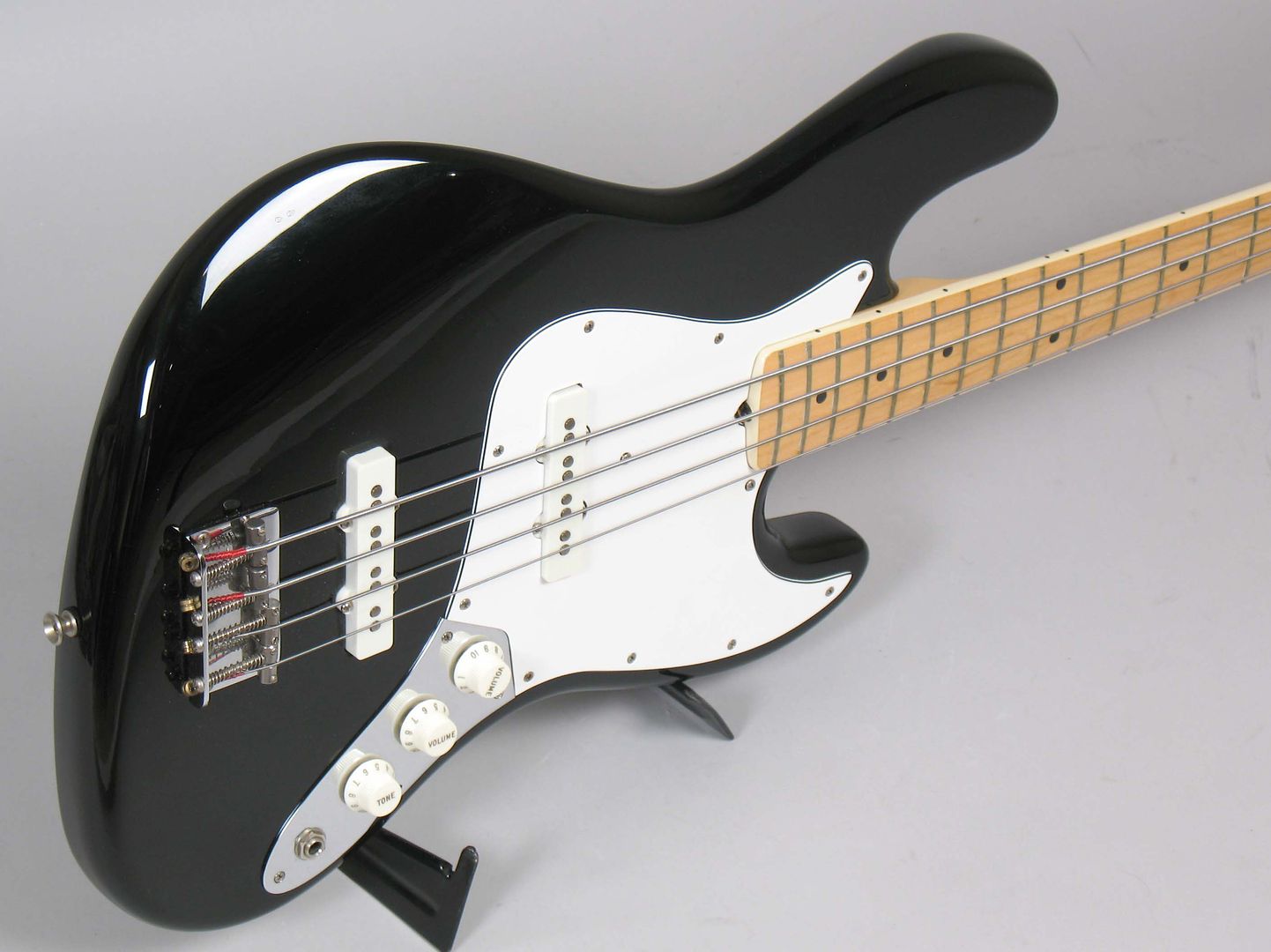  photo 1983FenderJazzBassBlackOHSC115.jpg