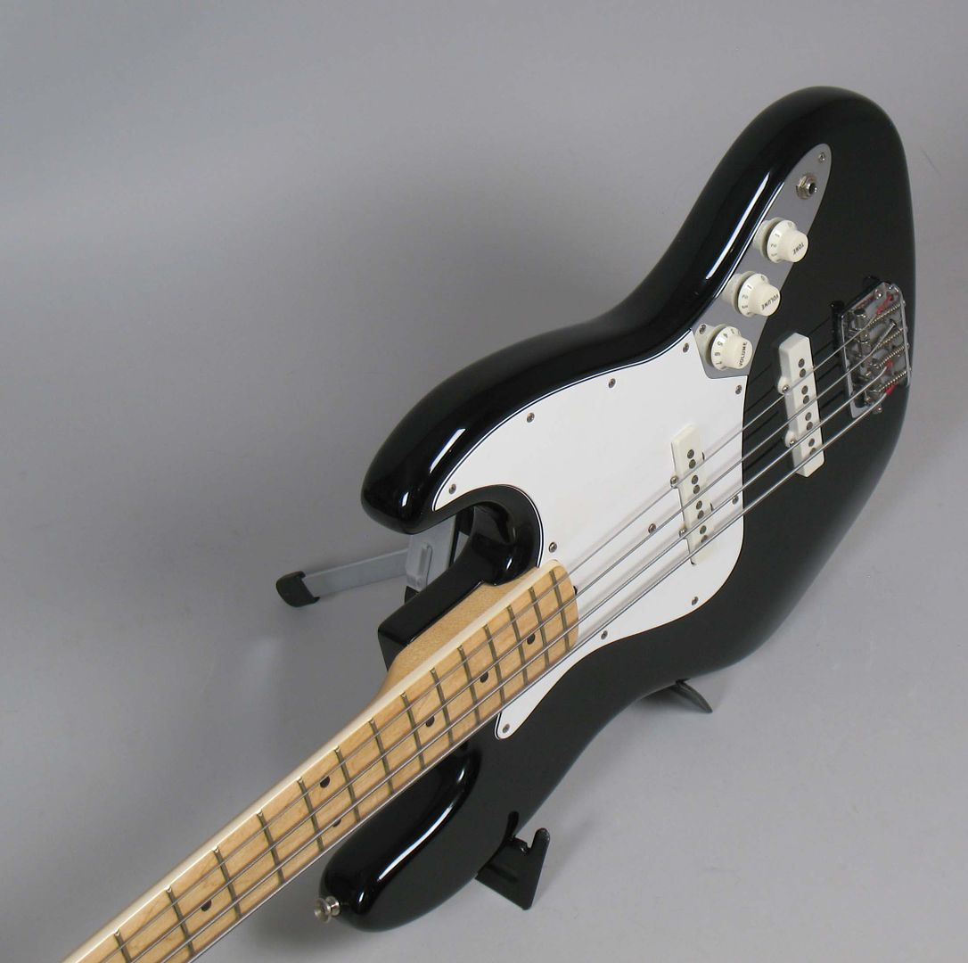  photo 1983FenderJazzBassBlackOHSC134.jpg